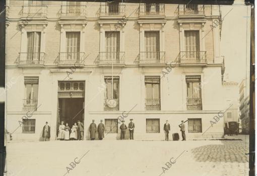 Madrid, February 1898. The United States consulate in Madrid, guarded by the Civil Guard, after the Maine explosion in Havana. - Irigoyen