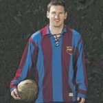 Messi se pone la equipación de fútbol de Alcántara después de batir el récord de Alcántara de marcar más goles con el FC Barcelona.