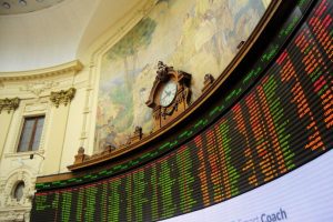 Wall Street, where until 1997 shares were valued at eighths of a dollar, the legacy of the Real de a ocho