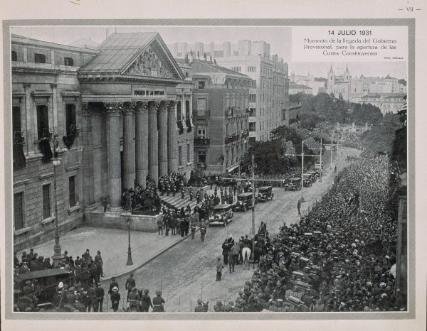 Moment of the arrival of the Provisional Government for the opening of the Constituent Assembly. April 14th, 1931