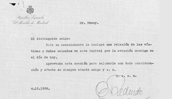 The mayor of Madrid informs Henny of the victims of Franco's bombing | CDCRE, ICRC Archives