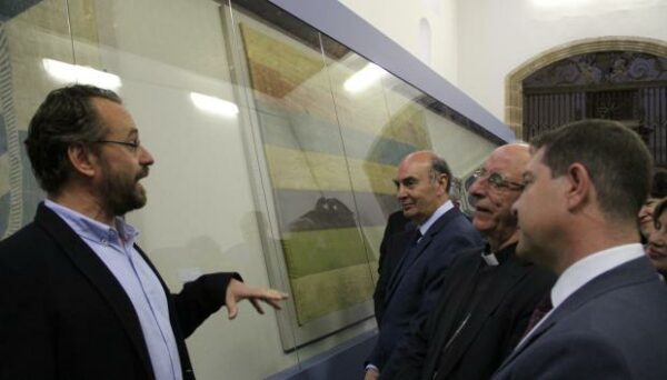 Luis Gorrochategui (left) during the inauguration of the exhibition A Tempora, in Sigüenza, on June 5, 2016, where the flags won in combat to the English Armada, already restored, were exhibited.